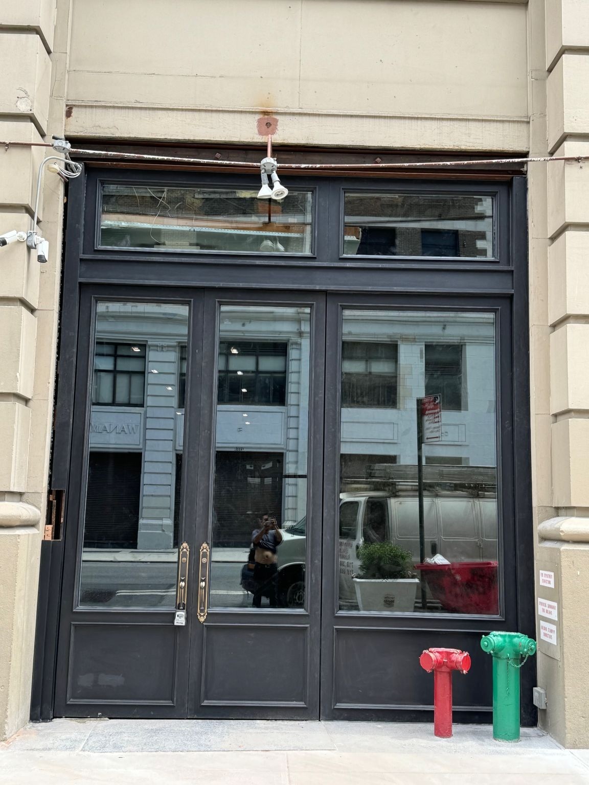 店铺前门窗 金宝铝门窗产品