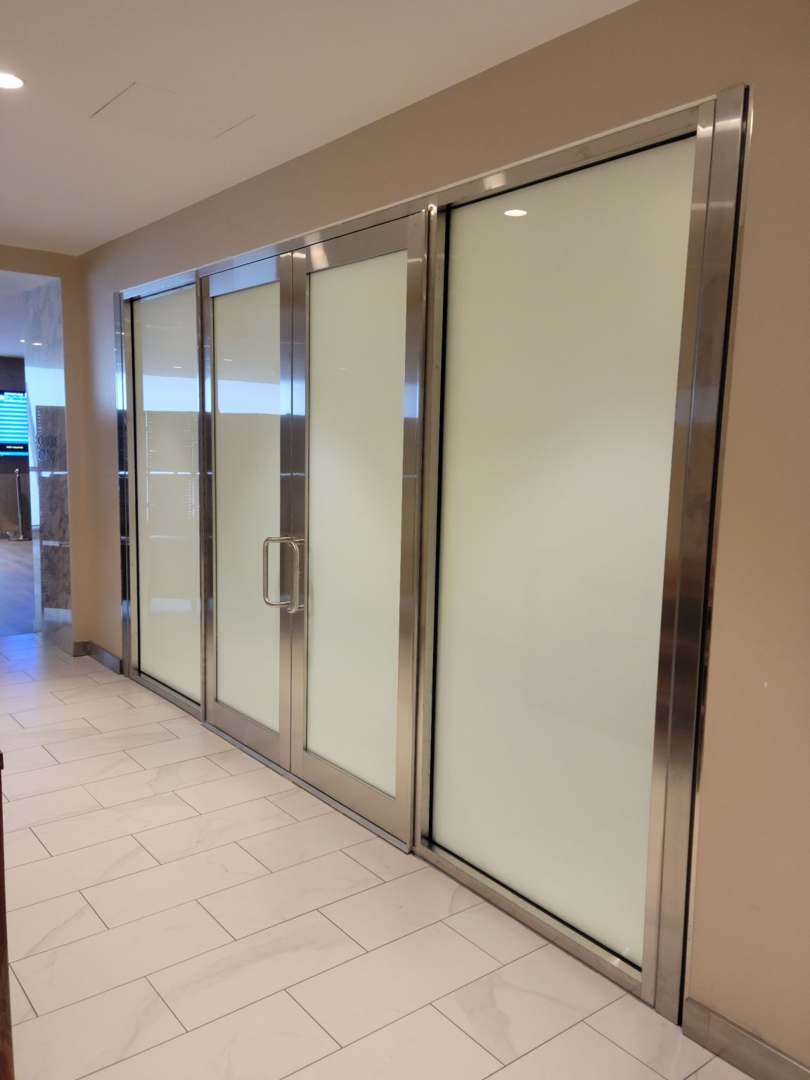 佈碌侖门窗工厂招聘職位 绘图，估价，铝合金加工及安装窗户