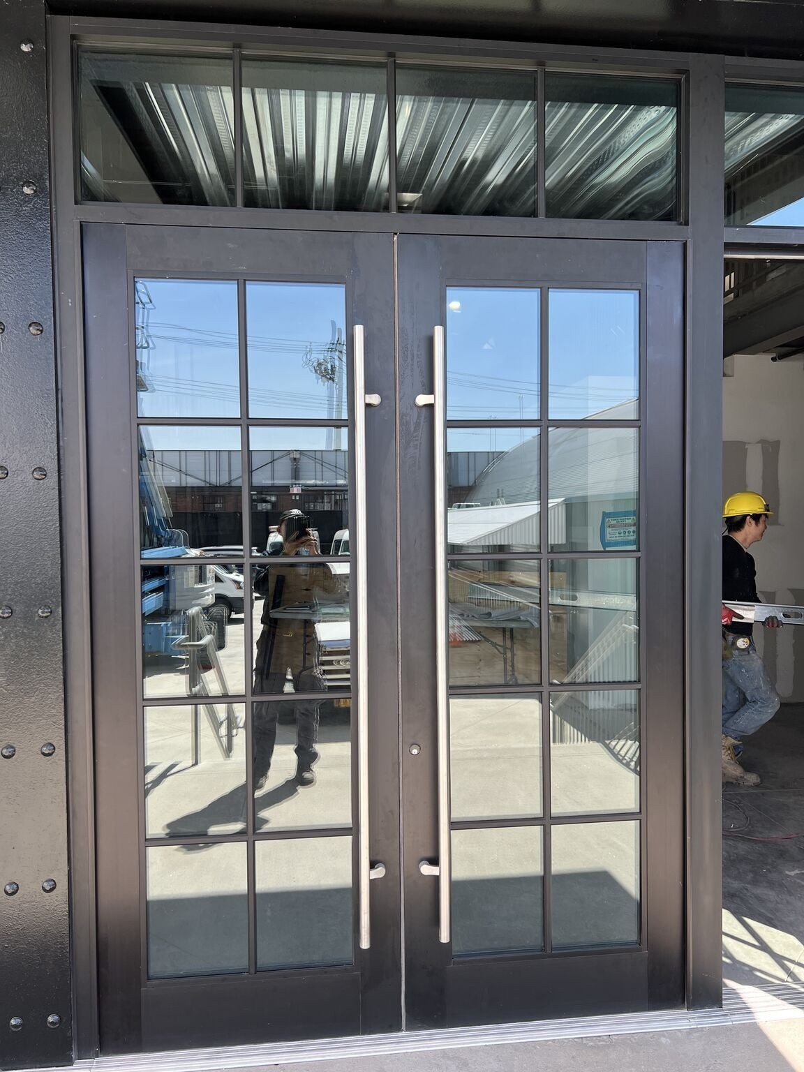 佈碌侖门窗工厂招聘職位 绘图，估价，铝合金加工及安装窗户