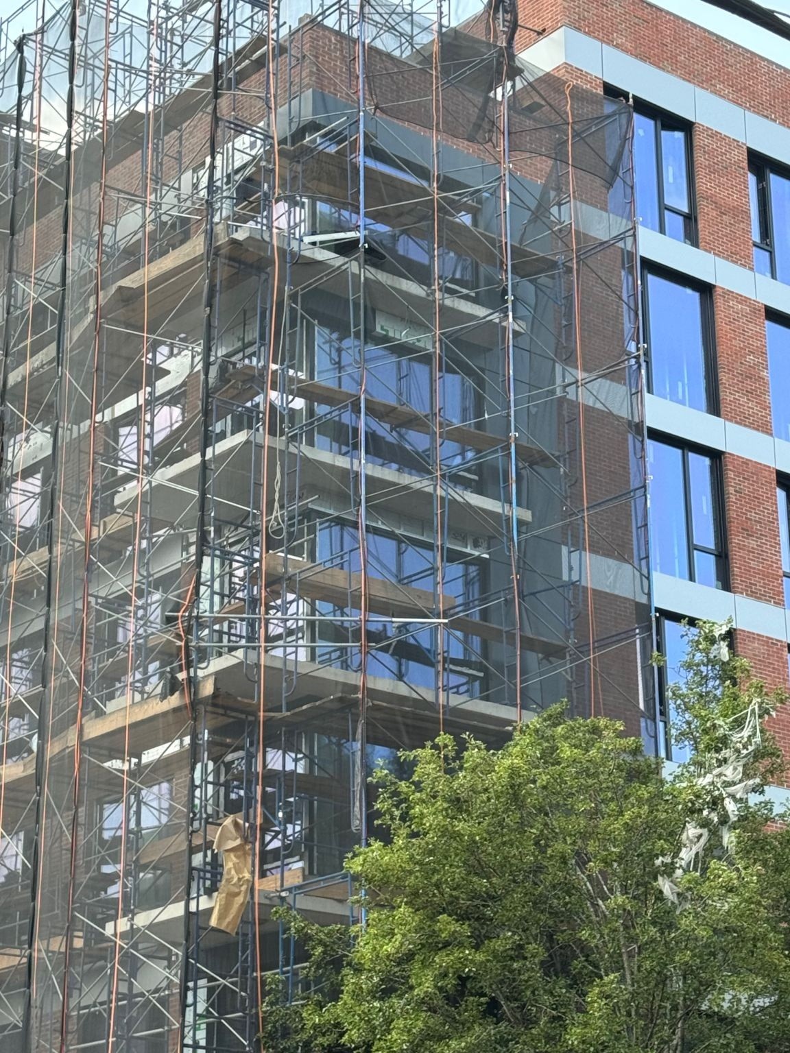 佈碌侖门窗工厂招聘職位 绘图，估价，铝合金加工及安装窗户