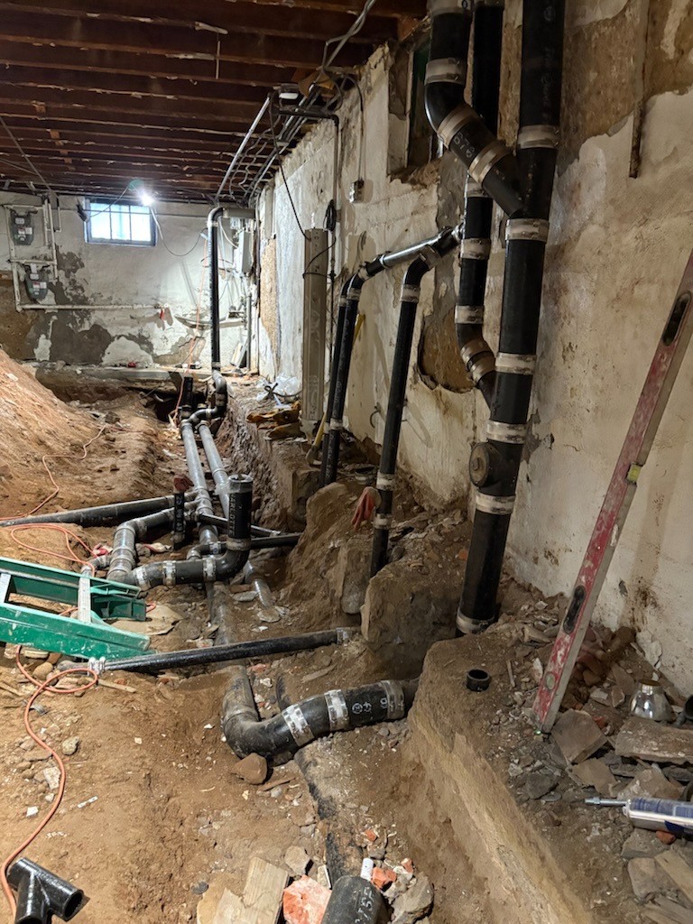 根据建筑图纸安装排水渠，来水管， 安装下水管-图3