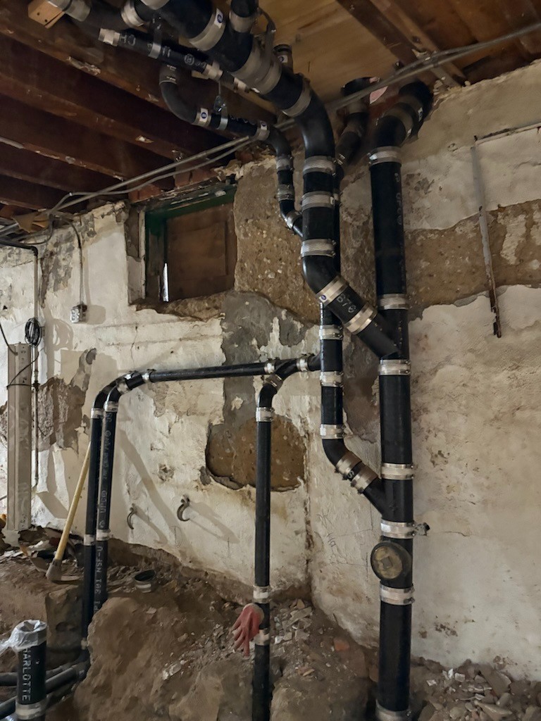 根据建筑图纸安装排水渠，来水管， 安装下水管-图2