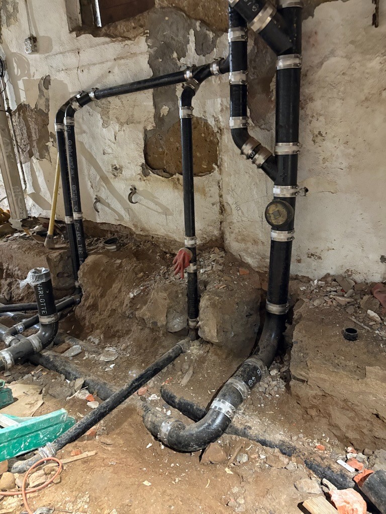 根据建筑图纸安装排水渠，来水管， 安装下水管-图4