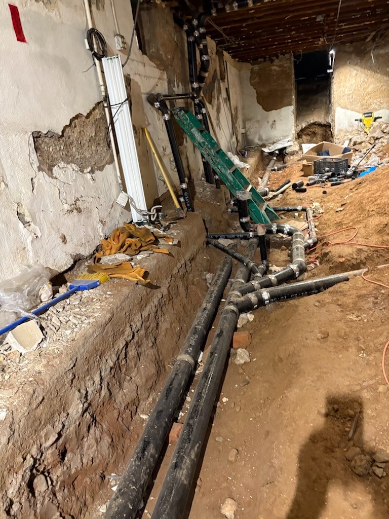 根据建筑图纸安装排水渠，来水管， 安装下水管-图8