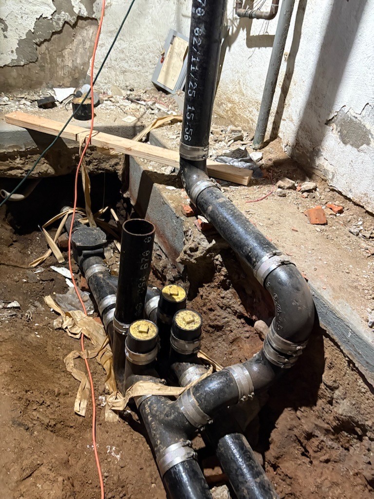 根据建筑图纸安装排水渠，来水管， 安装下水管-图9