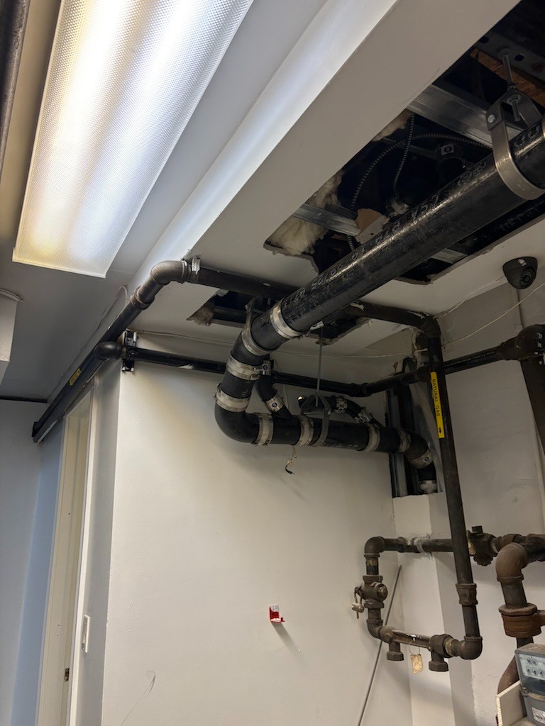 按建筑图纸安装排水渠，来水管， 安装下水管