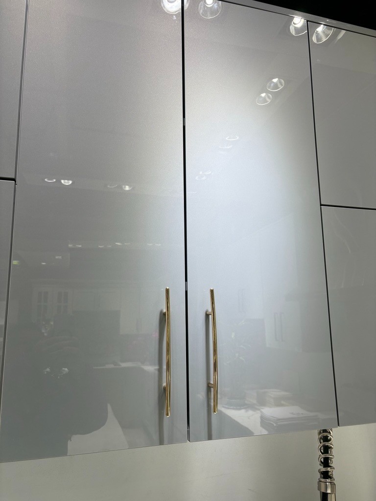 新装修的布鲁克林浴室台面、镜子和淋浴间-图8