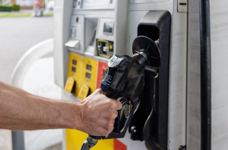 纽约油价重返“4美元时代”，创2022年以来新高